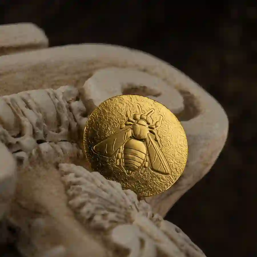 30389_Honey-Bee---Ephesus_s1 2022 Cook Islands 1/2 Gram Ancient Greece Honey Bee Silk Finish Gold Coin